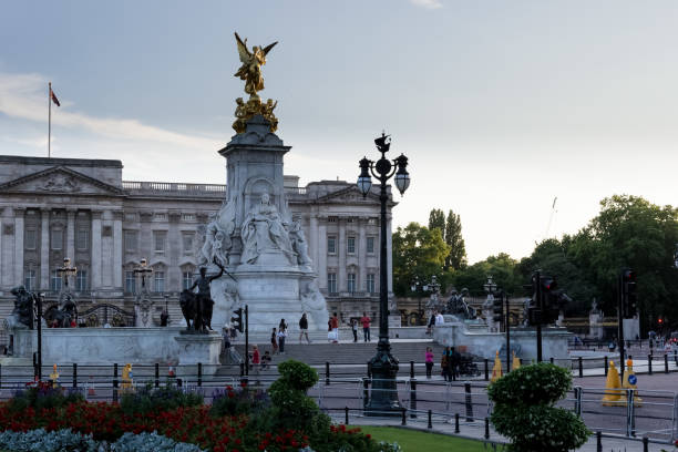 ロンドン、イングランドのバッキンガム宮殿の建築詳細 - elizabeth ii queen nobility british flag ストックフォトと画像
