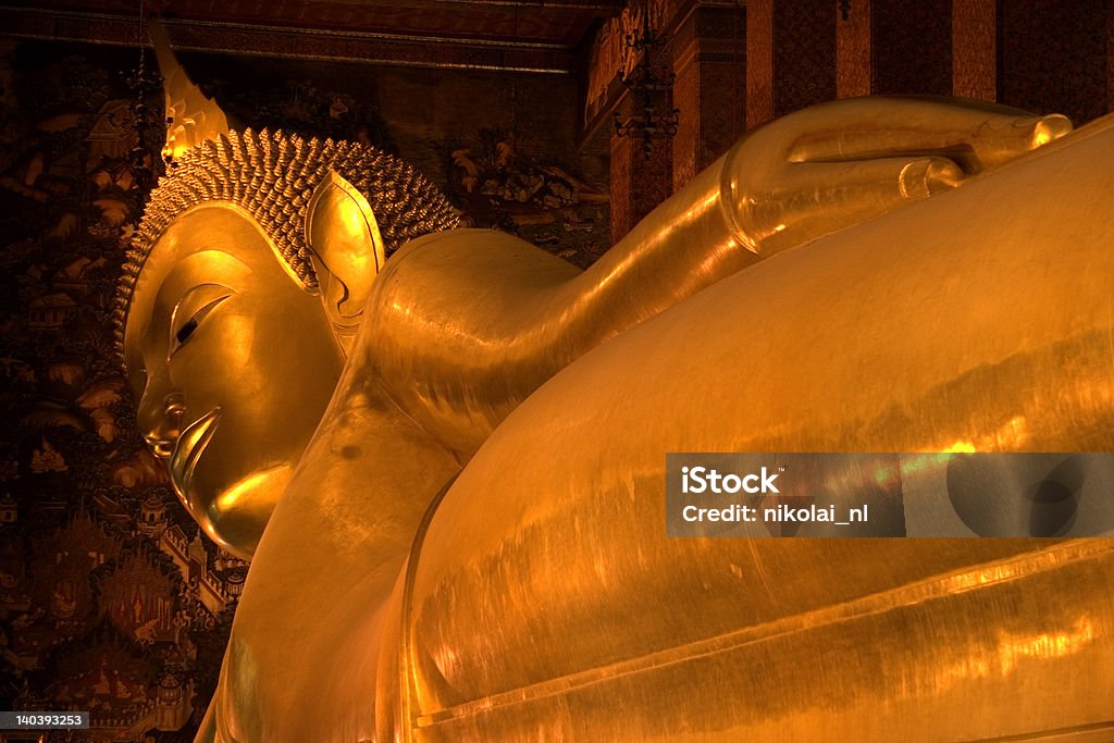 Statua del Buddha sdraiato, Wat Po, Bangkok, Tailandia - Foto stock royalty-free di Adagiarsi