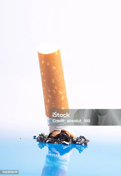 Foto De Cigarrillo Foto de stock y más banco de imágenes de Adicción - Adicción, Cigarrillo, Detalle de primer plano