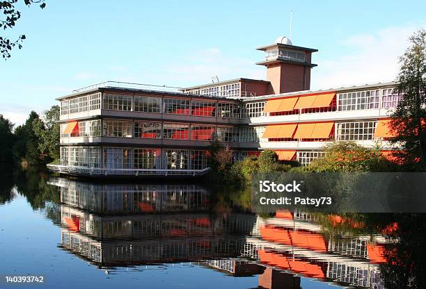 Odbicie Budynku - zdjęcia stockowe i więcej obrazów Architektura - Architektura, Bez ludzi, Bezchmurne niebo