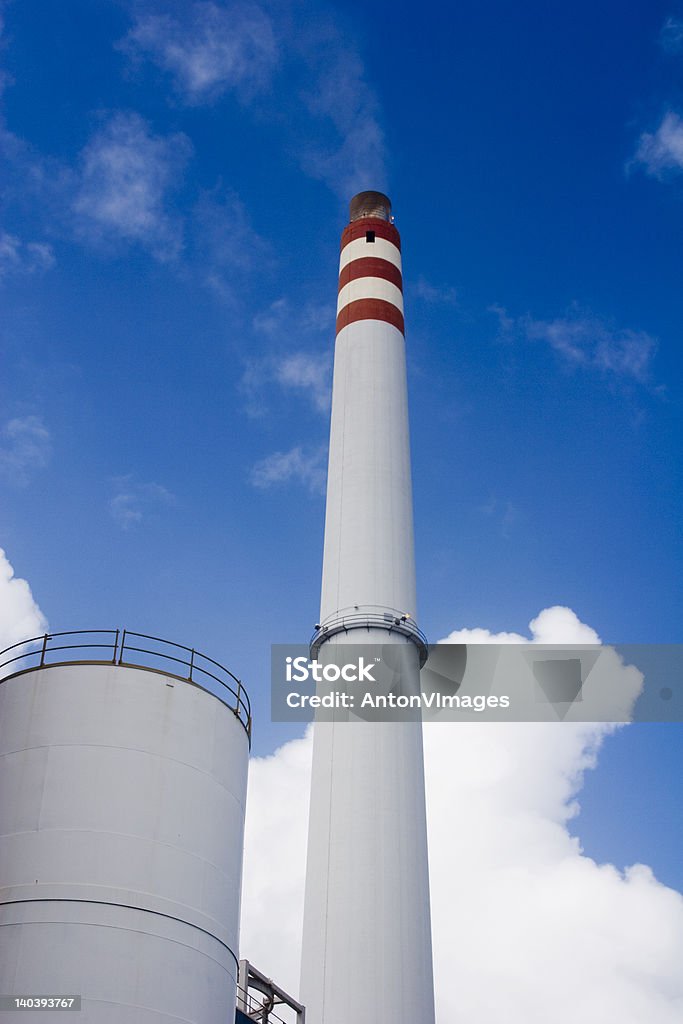 Chimenea industrial - Foto de stock de Alto - Descripción física libre de derechos