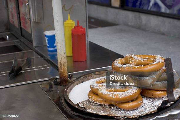 Pretzels Em Fornecedores Carrinho - Fotografias de stock e mais imagens de Rosquilha Alemã - Rosquilha Alemã, Feirante, Vendedor - Trabalho no Comércio