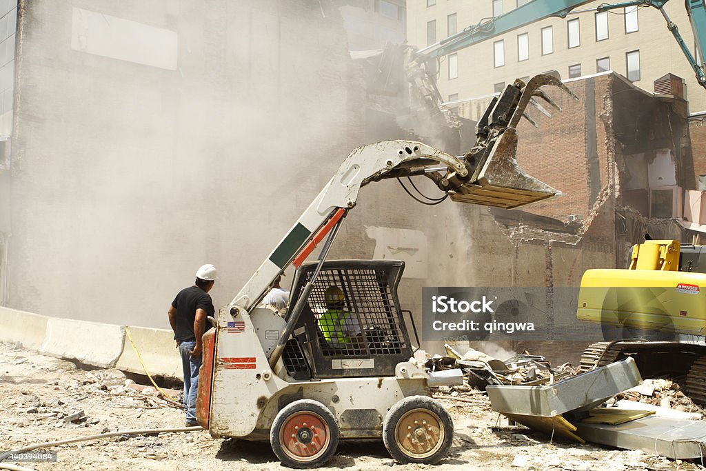 Démolition Crew utilisant de petits chargement à prendre dans un bâtiment - Photo de Bulldozer libre de droits