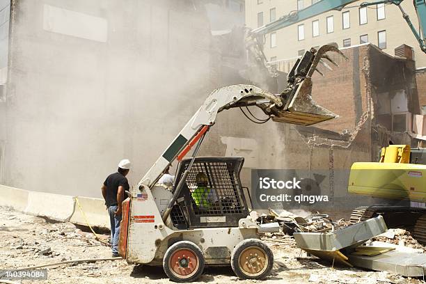 Demolition Doppia Con Piccolo Caricatore Per Bloccare Un Edificio - Fotografie stock e altre immagini di Bulldozer