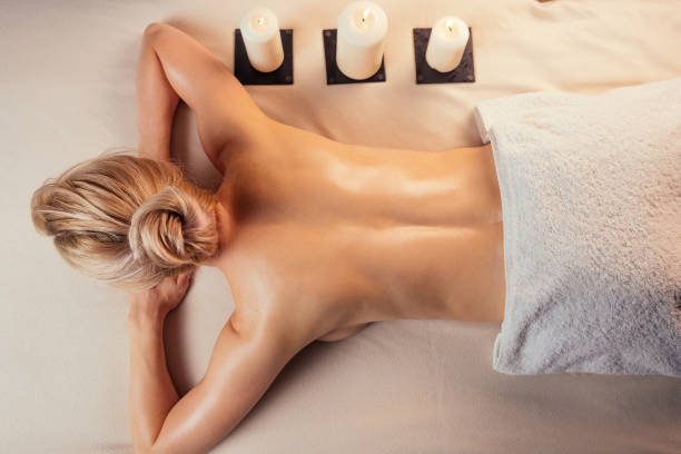 beauty blonde glamour female in spa eyes closed enjoying head massage at spa center professional therapy health stress treatment pampering facial beauty skin:anti acne and anti wrinkles - ayurveda massaging aromatherapy chakra imagens e fotografias de stock