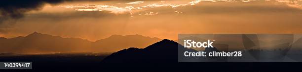 Atardecer Las Montañas Foto de stock y más banco de imágenes de Aire libre - Aire libre, Arizona, Cadena de montañas