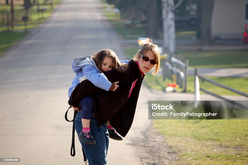 Equitazione Portare a cavalluccio - Foto stock royalty-free di Figlia femmina