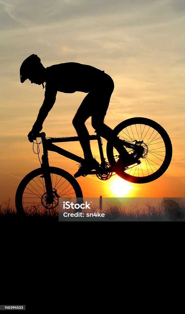 Silhueta de motociclista de montanha - Foto de stock de Adolescente royalty-free