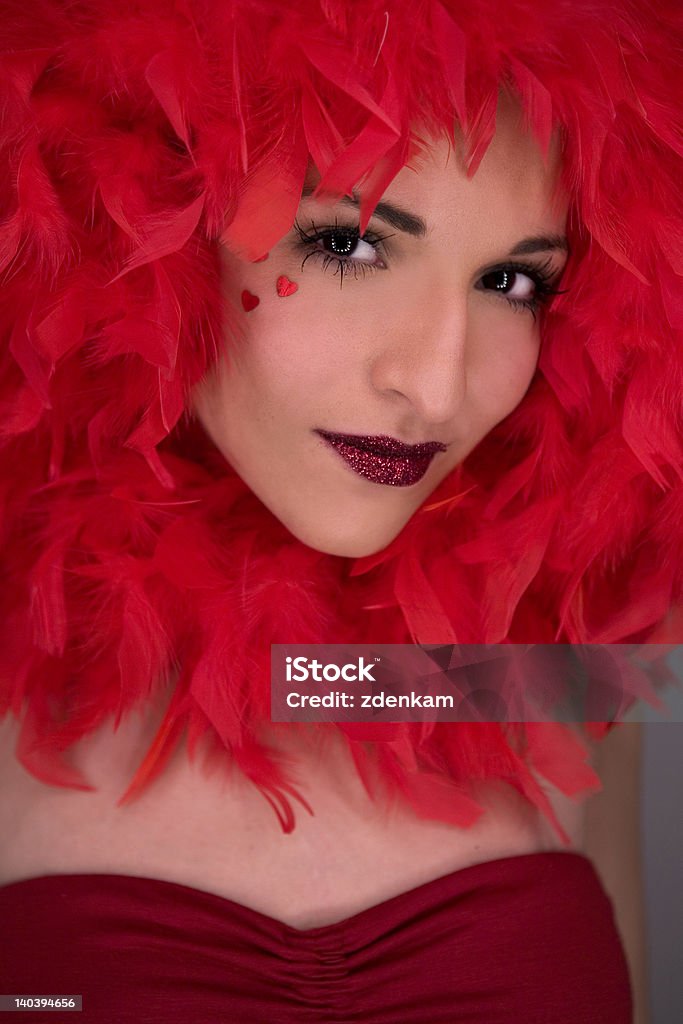 Beau visage avec boa rouge - Photo de Adulte libre de droits