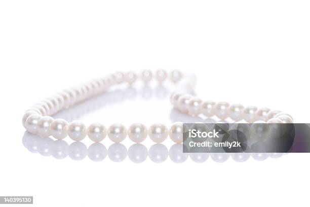 Perlenkette Stockfoto und mehr Bilder von Schmuckperle - Schmuckperle, Schnur, Halskette