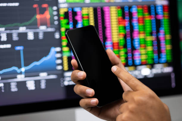 Close-up financial using smartphone analyze exchange rate diagram. Investor businessman analyzing a graphic of stock cryptocurrency exchange chart with cell phone. Investment concept primer plano financiero usando un teléfono inteligente analizar el diagrama de tipo de cambio. empresario inversionista analizando un gráfico de gráfico de intercambio de criptomonedas de acciones con teléfono celular. concepto de inversión