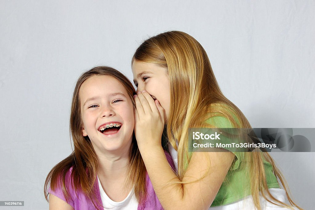 Garotas, compartilhando uma brincadeira - Foto de stock de Adolescência royalty-free