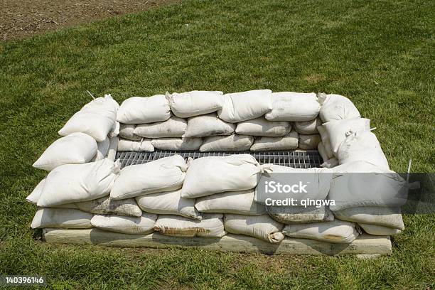 Foto de Sandbag Bunker Em Grating Para Evitar As Inundações e mais fotos de stock de Abrigo