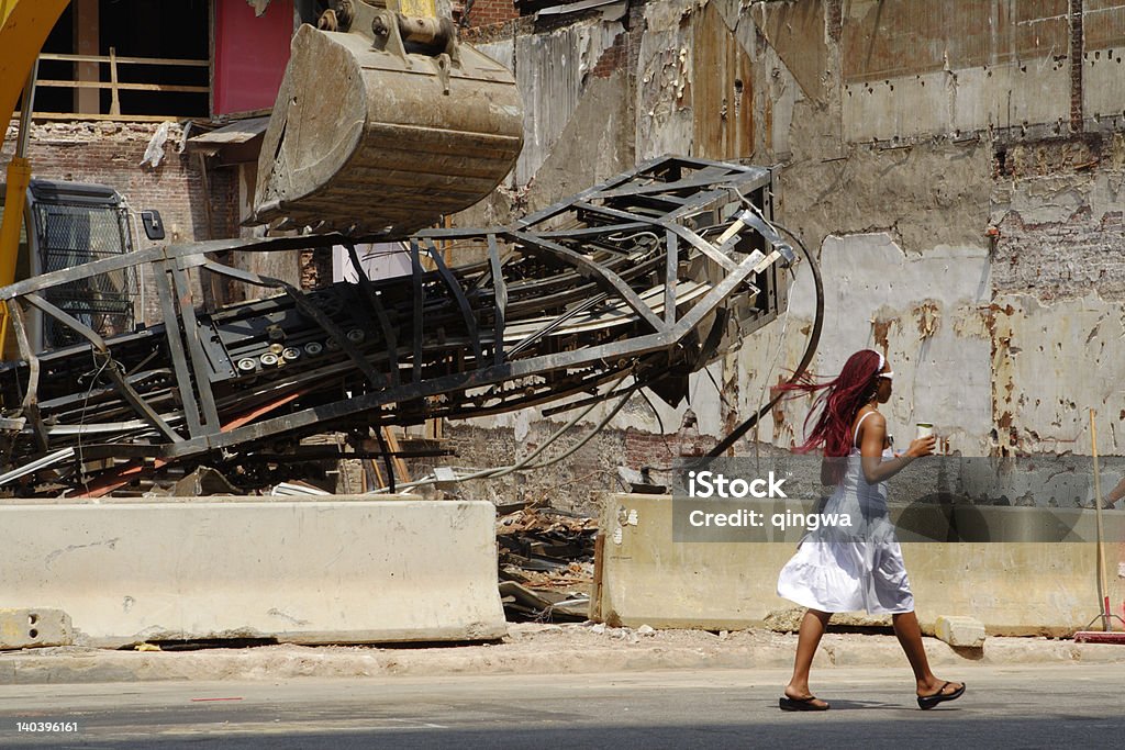 Frau zu Fuß an einem urbanen Abbrucharbeiten Website - Lizenzfrei 20-24 Jahre Stock-Foto