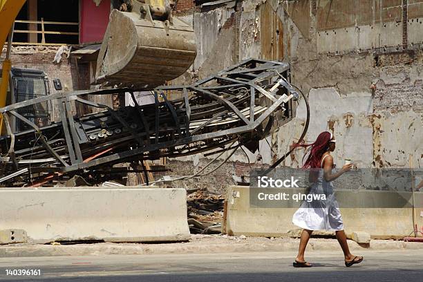 Kobieta Spaceru Poza Miejskim Demolition Ośrodka - zdjęcia stockowe i więcej obrazów 20-24 lata - 20-24 lata, 20-29 lat, Afrykanin
