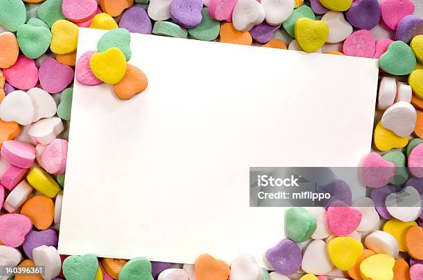 En Blanco Tarjeta Rodeado Enmarcados Con Corazón De Caramelo Foto de stock y más banco de imágenes de Día de San Valentín - Festivo