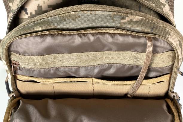 рюкзак сумка защитного цвета хаки, тактический спортивный инвентарь изолирован на белом фоне - camouflage pants стоковые фото и изображения