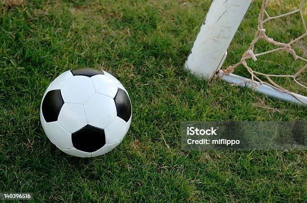 Photo libre de droit de De Football Soccer Ball Et Objectif banque d'images et plus d'images libres de droit de Aspiration - Aspiration, Blanc, But - Matériel de sport