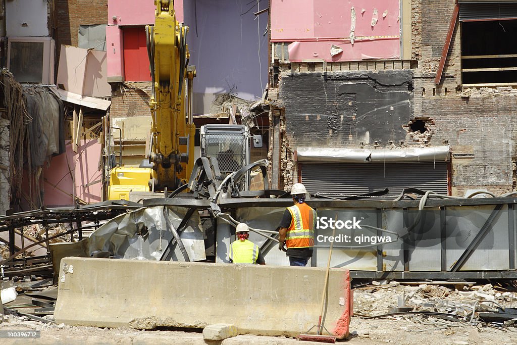 Demolition Budynek zniszczone pracowników w miejscu pracy - Zbiór zdjęć royalty-free (Kask budowlany)