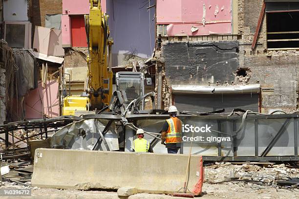 Demolition Budynek Zniszczone Pracowników W Miejscu Pracy - zdjęcia stockowe i więcej obrazów Kask budowlany