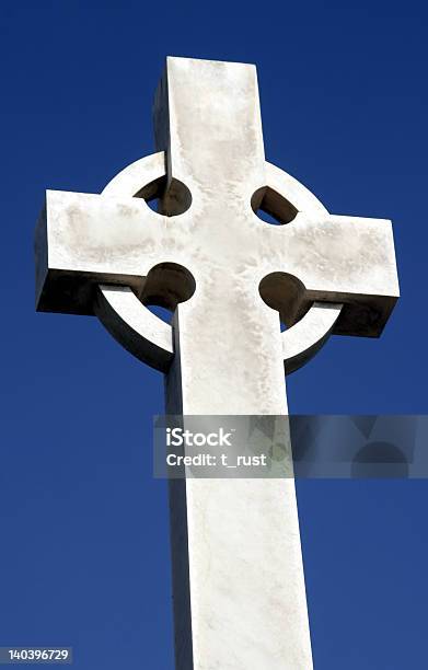Cruz Blanco Foto de stock y más banco de imágenes de Blanco - Color - Blanco - Color, Catolicismo, Cementerio