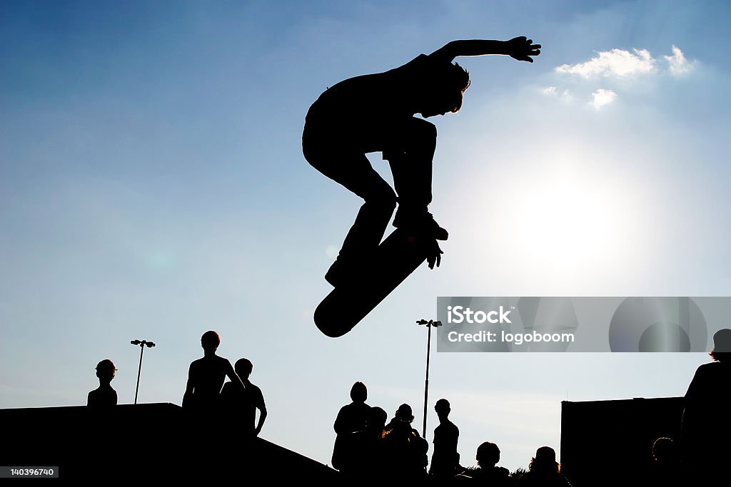 뛰어내림 skateboarder 실루엣 - 로열티 프리 스케이트보드 타기 스톡 사진