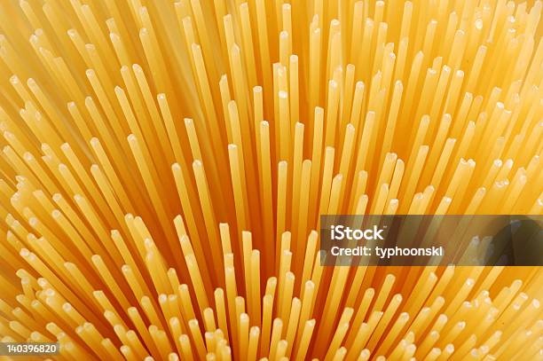 Uncooked Spaghettis - Fotografie stock e altre immagini di Alimentazione sana - Alimentazione sana, Catasta, Cibi e bevande