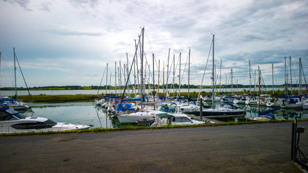 łodzie zacumowane na rzece orwell w suffolk - river orwell zdjęcia i obrazy z banku zdjęć