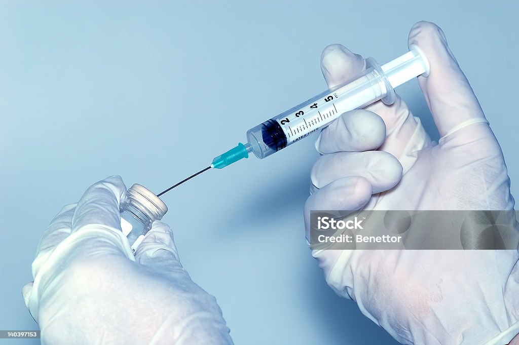 Prepara una vacuna médico - Foto de stock de Arma biológica libre de derechos