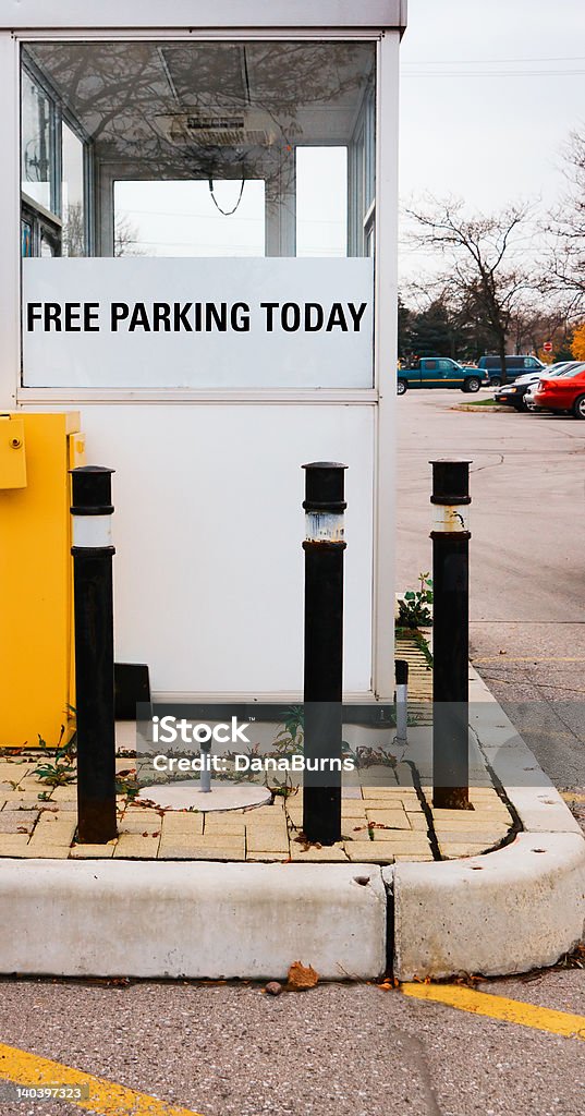 Estacionamiento sin servicio de valet de cortesía - Foto de stock de Aire libre libre de derechos