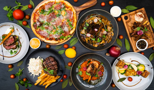 mesa de comida extendida en la mesa. - vegetarian pizza fotografías e imágenes de stock