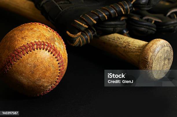 Schläger Ball Glove Stockfoto und mehr Bilder von Baseball-Spielball - Baseball-Spielball, Extreme Nahaufnahme, Fotografie