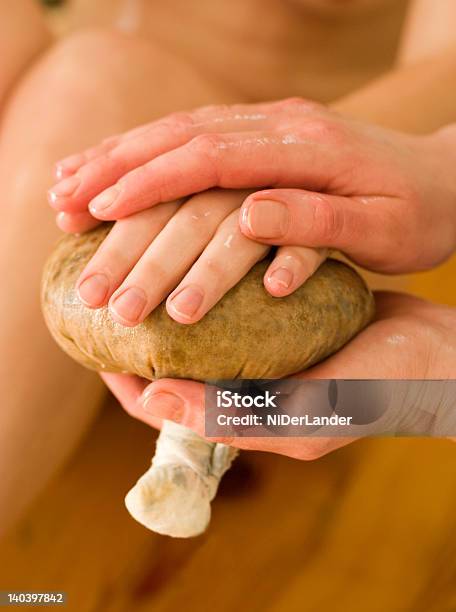 Ayurvedaöl Hand Massage Stockfoto und mehr Bilder von Alternative Behandlungsmethode - Alternative Behandlungsmethode, Ayurveda, Berühren