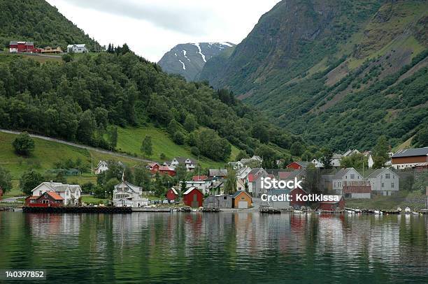 Foto de Vila Na Costa Norueguesa De Fiorde e mais fotos de stock de Barulho - Barulho, Cabana - Casa, Casa