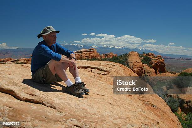 Foto de Alpinista Com Vista Para O Desert Canyon e mais fotos de stock de Adulto - Adulto, Aventura, Azul