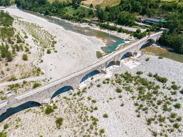 widok z lotu ptaka. susza i suche rzeki. rzymski most bobbio nad rzeką trebbia, piacenza, emilia-romania. włochy - emilia zdjęcia i obrazy z banku zdjęć