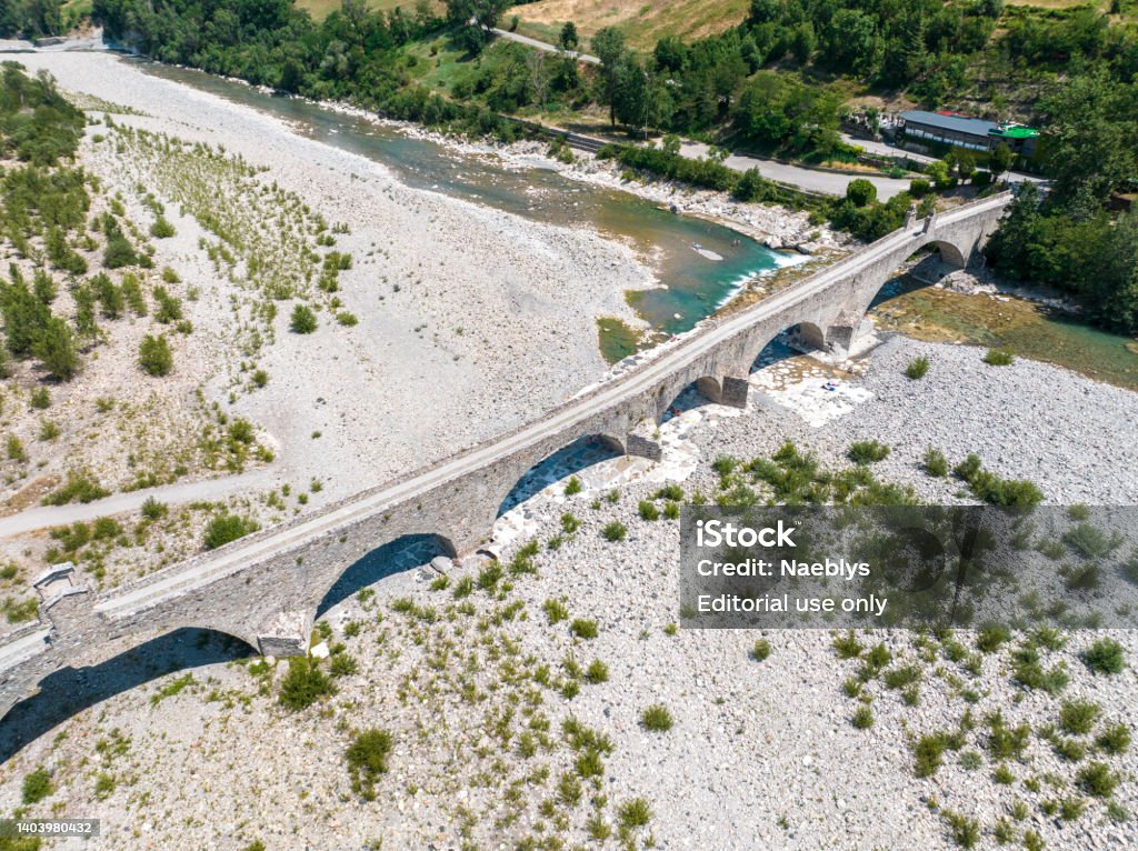 Aerial view. Drought and dry rivers. Roman bridge of Bobbio over the Trebbia river, Piacenza, Emilia-Romagna. Italy - Royalty-free Kuraklık Stok görsel