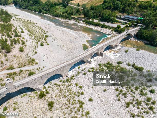 Aerial View Drought And Dry Rivers Roman Bridge Of Bobbio Over The Trebbia River Piacenza Emiliaromagna Italy Stok Fotoğraflar & Kuraklık‘nin Daha Fazla Resimleri