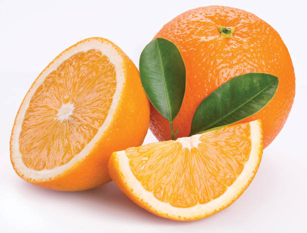 frutta arancione cruda intera e tagliente, design dell'oggetto in primo piano, freschezza isolata su sfondo bianco - isolated on white orange juice ripe leaf foto e immagini stock