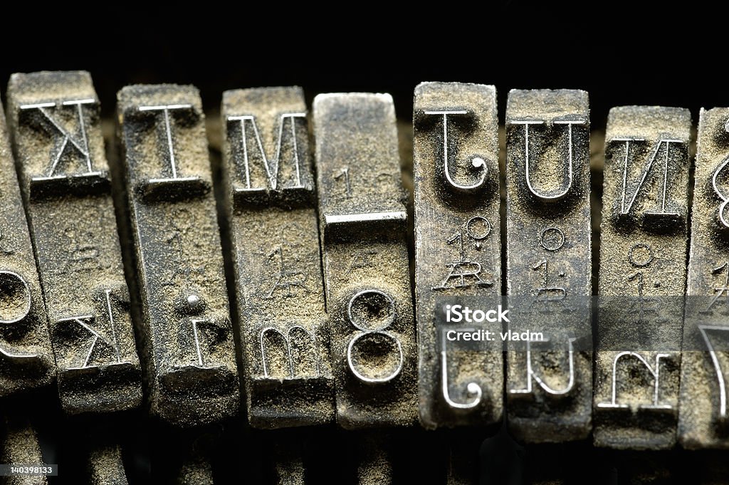 Zbliżenie starych zakurzonych Maszyna do pisania - Zbiór zdjęć royalty-free (Alfabet)