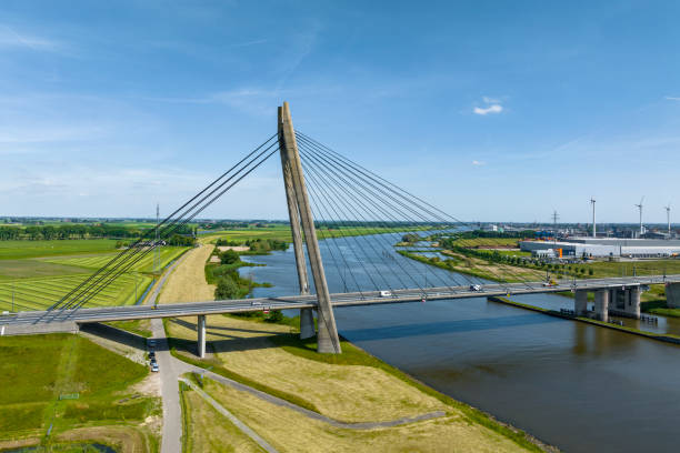 puente eilandbrug sobre el río ijssel vista aérea de drones - netherlands dyke polder aerial view fotografías e imágenes de stock