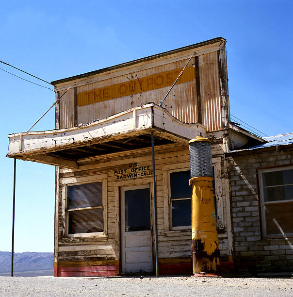 istock Old gas pump and outpost in ghost town 140398349