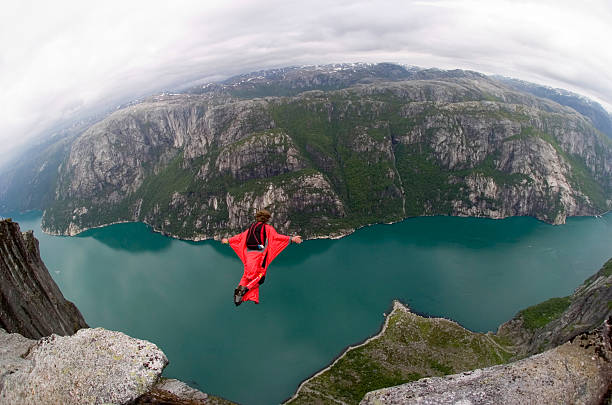 base jump en norvège - wingsuit photos et images de collection