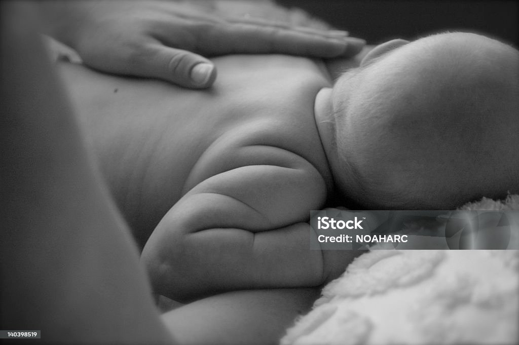 Nouveau-né bébé avec maman à la main - Photo de Bébé libre de droits