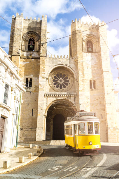 tranvía amarillo con la catedral de lisboa al fondo - cable car lisbon portugal portugal old fotografías e imágenes de stock