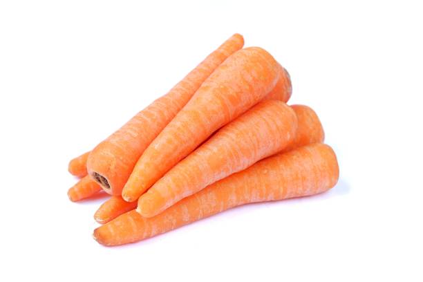 marchew na białym tle - carrot isolated bunch baby carrot zdjęcia i obrazy z banku zdjęć