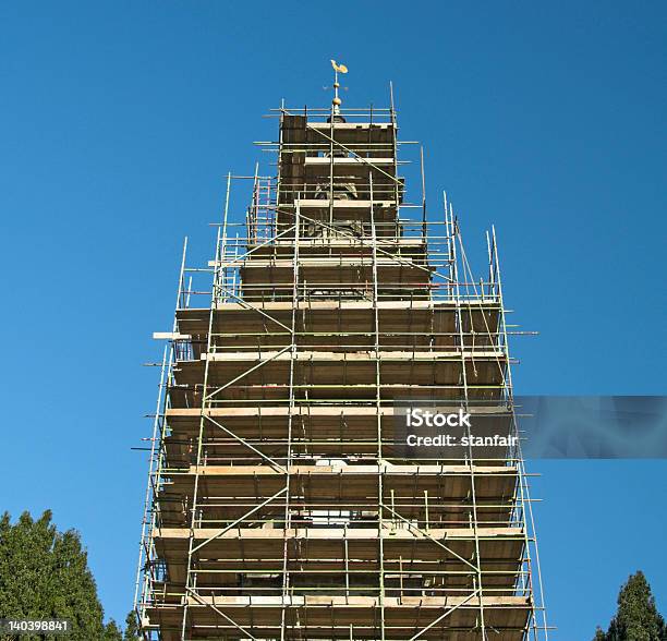 Foto de Brevemente Ao Redor Da Igreja Spire e mais fotos de stock de Andaime - Andaime, Antigo, Arquitetura