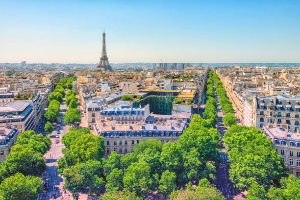 torre eiffel nella città di parigi - four seasons symbol season spring foto e immagini stock