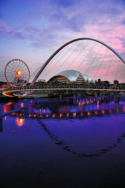 newcastle quayside sonnenuntergang - millennium footbridge stock-fotos und bilder