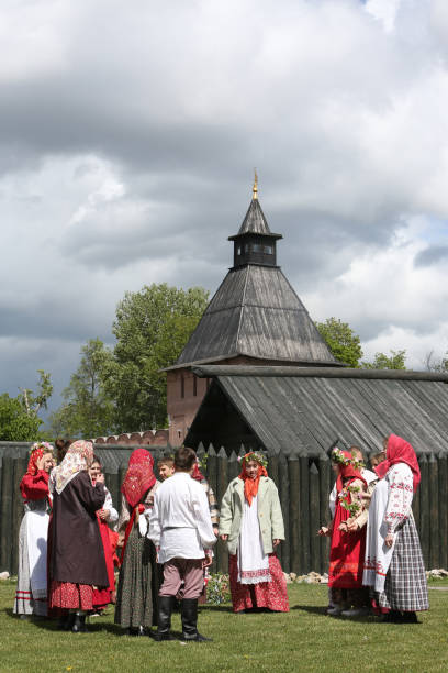 filles, femmes, hommes vêtus de style folklorique russe. open v festival de compétition panrusse de la culture traditionnelle nationale « tulski zaigrai » au kremlin de toula, ville de toula, russie - russian culture scarf textile shawl photos et images de collection